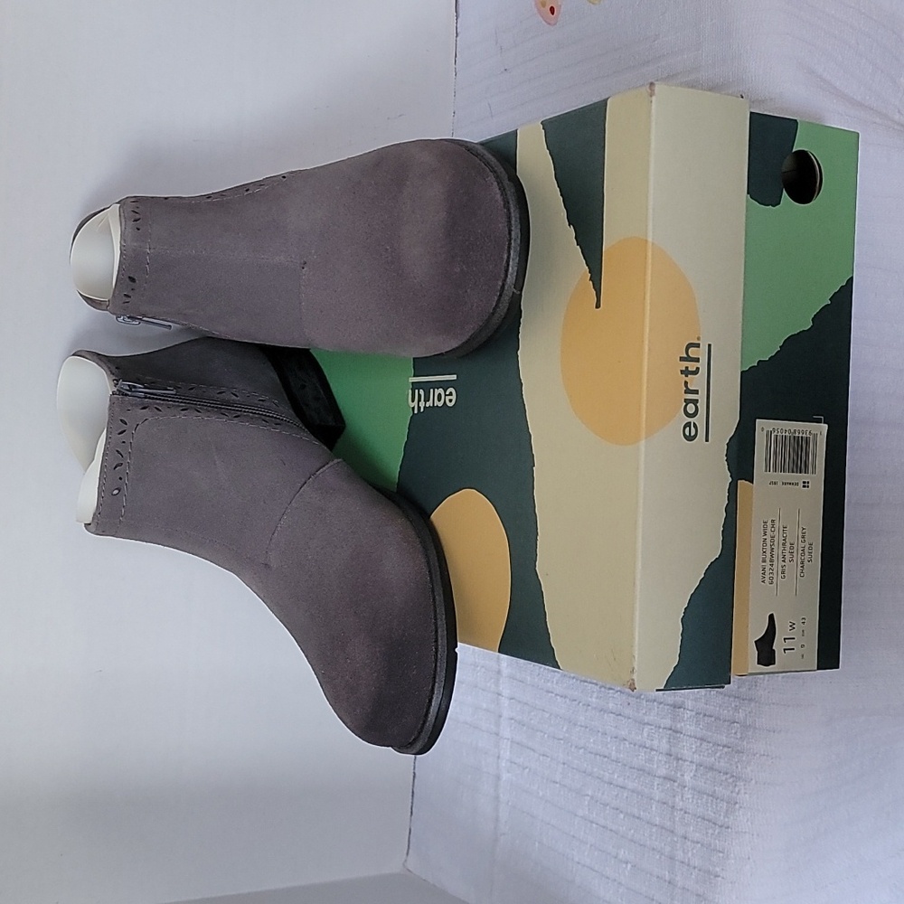 Earth Avani Buxton women's size 11W charcoal grey suede booties